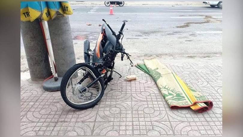 Vượt đèn đỏ đâm trúng ô tô khiến 2 người thương vong