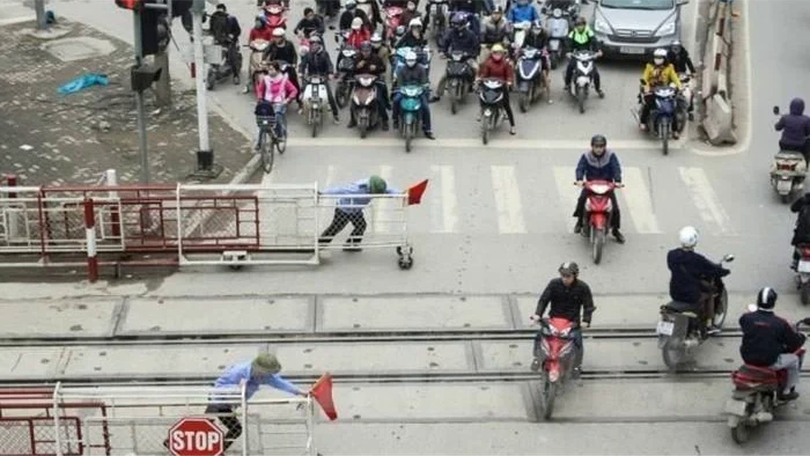 Mức phạt xe máy, ô tô vượt rào chắn đường sắt tăng gấp 4-6 lần