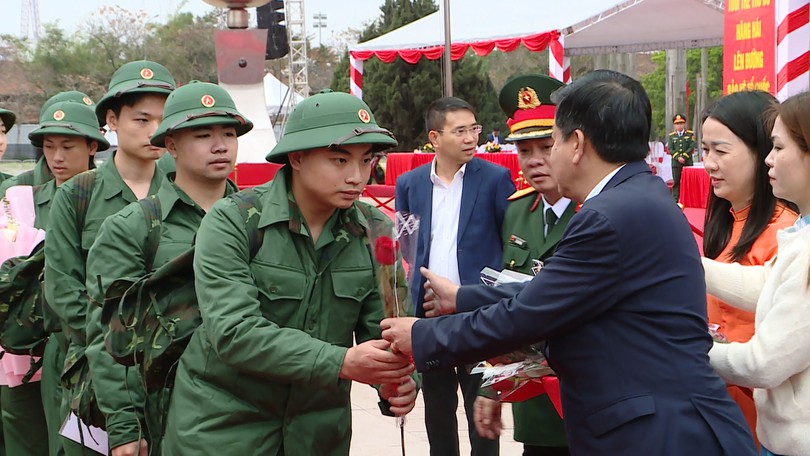 380 công dân của 15 phường hăng hái lên đường nhập ngũ