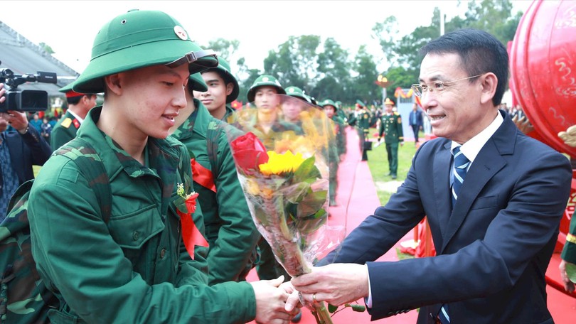 300 tân binh tình nguyện viết đơn lên đường nhập ngũ