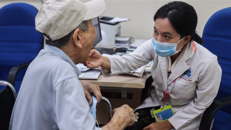 Người bệnh mạn tính có thể đến khám sớm hoặc muộn hơn 1-2 ngày
