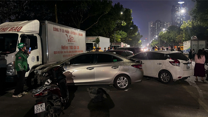 Ô tô mất lái gây tai nạn liên hoàn trên đường Nguyễn Chánh