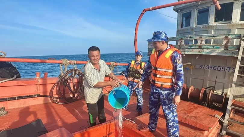 Bắt giữ tàu vận chuyển trái phép hơn 50.000 lít dầu diesel
