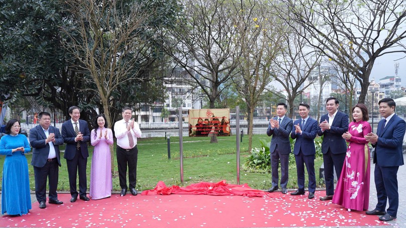 Gắn biển công trình cải tạo hồ Đống Đa