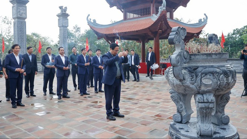 Thủ tướng dâng hương tưởng niệm Chủ tịch Hồ Chí Minh và các Anh hùng liệt sĩ tại Điện Biên