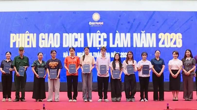 Sôi động phiên giao dịch việc làm