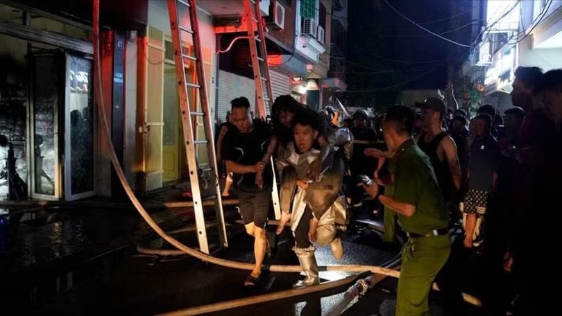 Cứu 5 người mắc kẹt trong ngôi nhà cháy ở phường Hồng Hà
