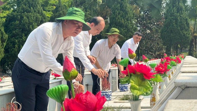 Đoàn đại biểu Hà Nội tri ân anh hùng liệt sĩ