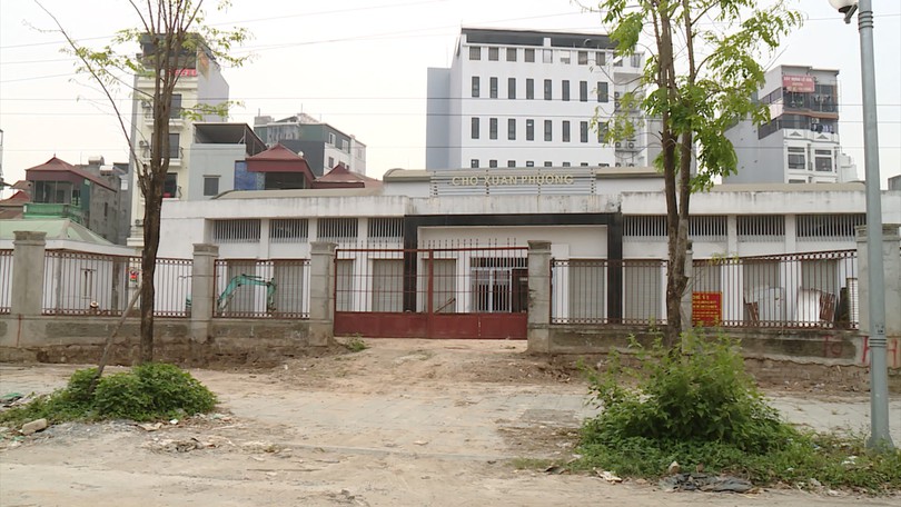 Xuân Phương: Nghịch lý chợ bỏ hoang và chợ cóc tự phát