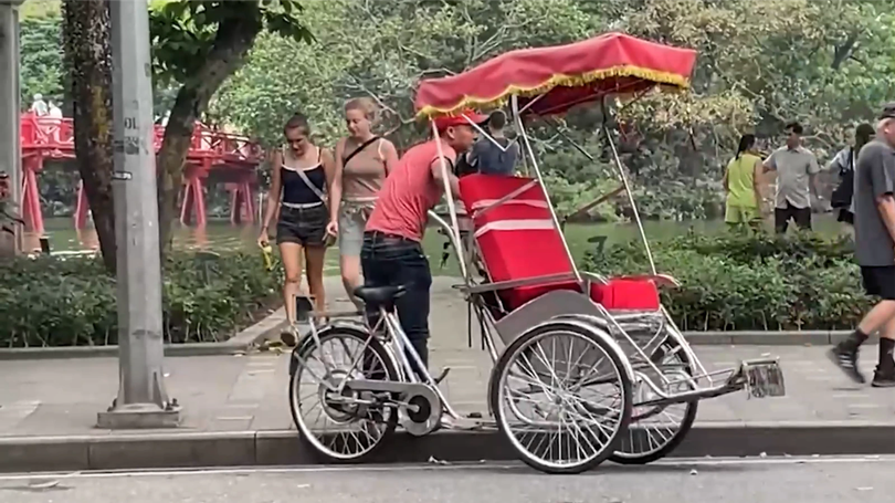 Xích lô điện tự chế: Tiện nhưng bất hợp pháp