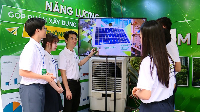 Học sinh tận dụng gió xe di chuyển, tạo điện cho giao thông xanh