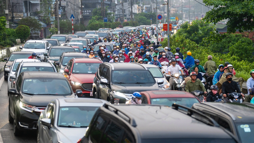Ùn ứ giao thông khi cầu Long Biên tạm ngừng lưu thông