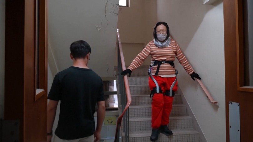 Chân robot hỗ trợ người dân trở về nhà sau vụ cháy