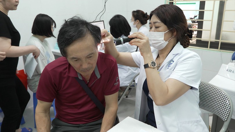 Phường Yên Hoà khám sức khỏe miễn phí cho người yếu thế