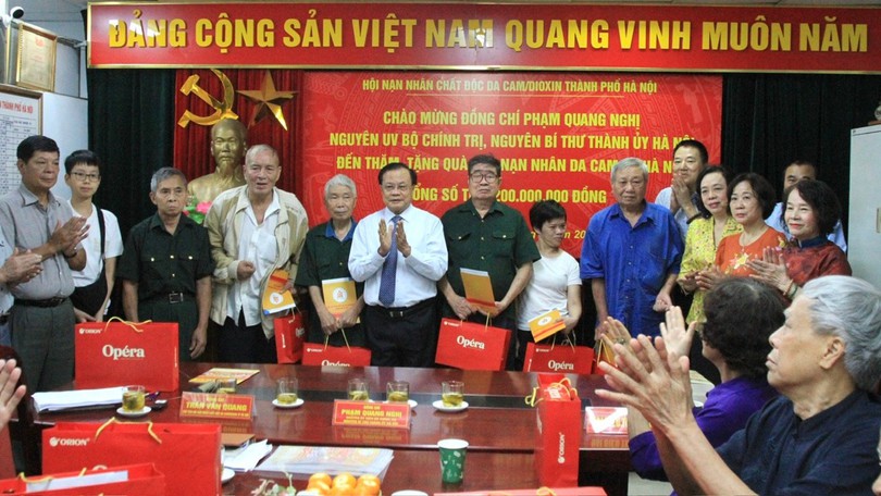 Nguyên lãnh đạo thành phố Hà Nội trao quà cho nạn nhân chất độc da cam