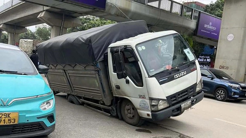 Khắc phục sự cố sụt lún trên đường Nguyễn Trãi