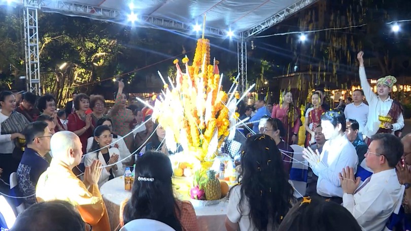 Sắc màu Tết châu Á ở Hà Nội