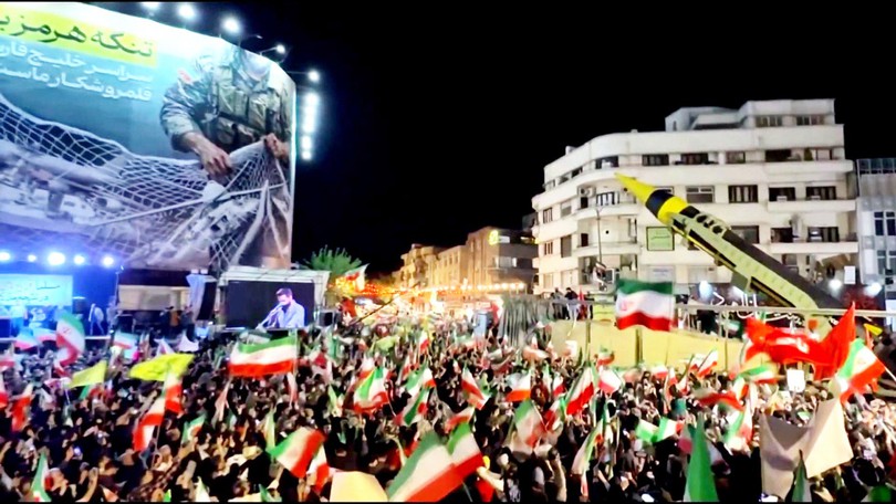 Iran phô diễn tên lửa Khorramshahr-4