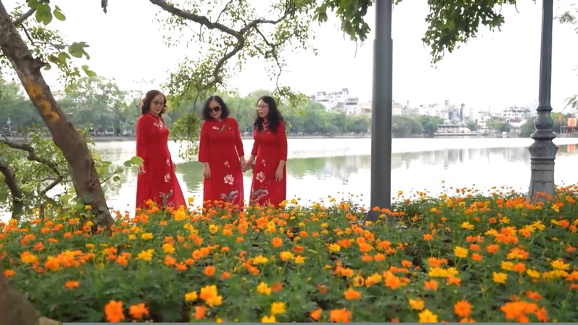 Muôn hoa khoe sắc làm đẹp cảnh quan phố phường
