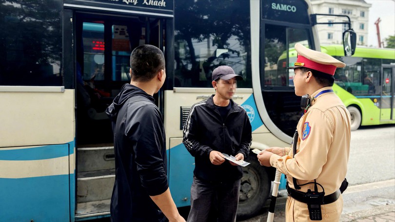 CSGT tăng cường kiểm tra xe khách dịp nghỉ lễ