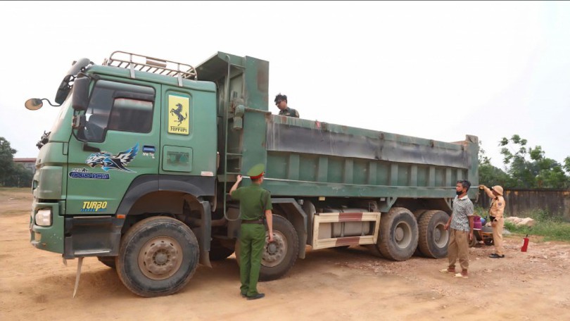 CSGT tăng cường xử lý xe quá khổ, quá tải trên tuyến quốc lộ