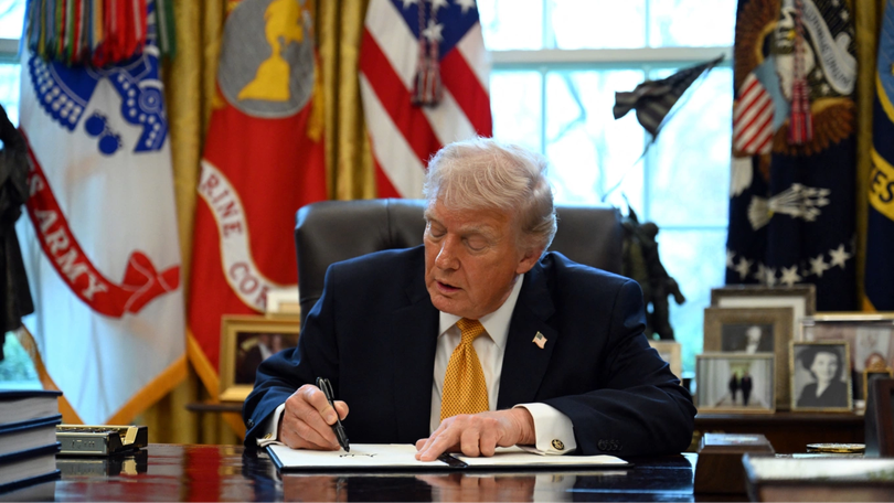 Ông Trump gia hạn tạm dừng đạo luật Jones thêm 90 ngày