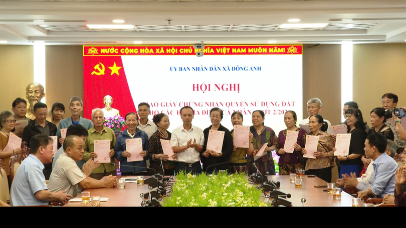 Xã Đông Anh trao sổ đỏ, giúp hộ tái định cư ổn định cuộc sống