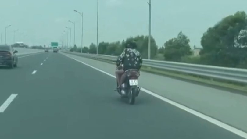 Nguy hiểm hành vi đi xe máy ngược chiều trên cao tốc
