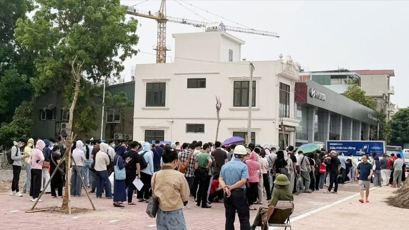 Tái diễn cảnh xếp hàng nộp hồ sơ mua NƠXH tại Hà Nội