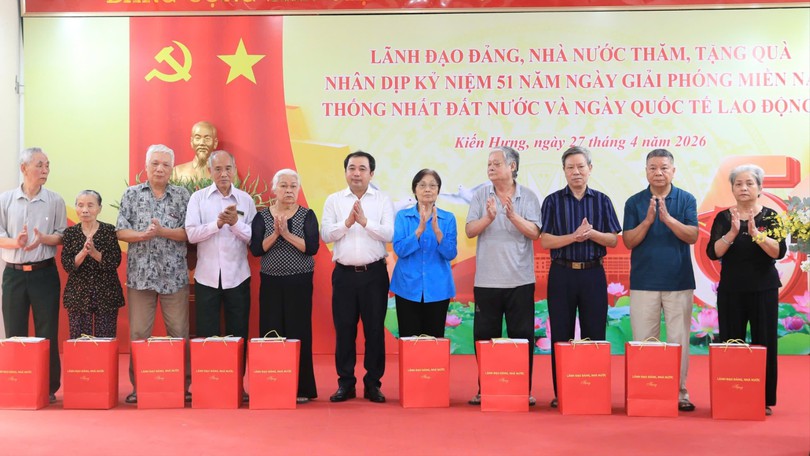 Lãnh đạo thành phố Hà Nội thăm, tặng quà gia đình chính sách