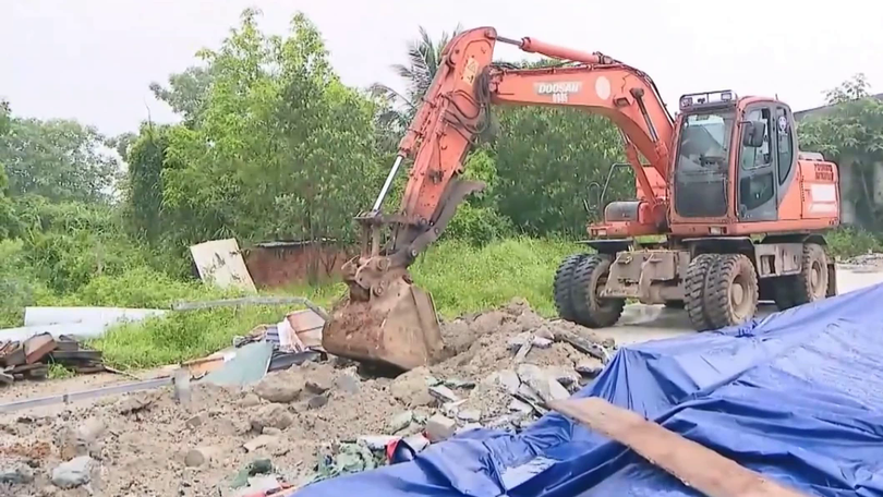 Cưỡng chế vi phạm đất đai ở xã Tây Phương