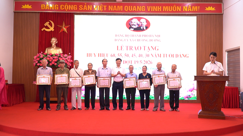 Xã Chương Dương trao Huy hiệu Đảng đợt 19/5