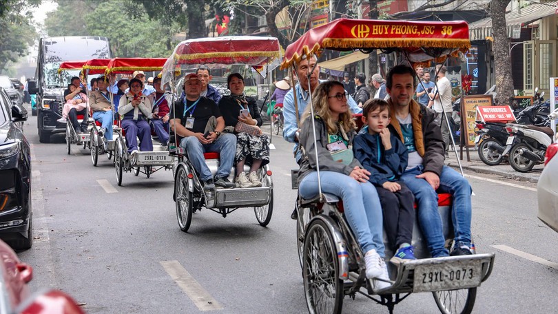 Khách quốc tế đến Hà Nội đạt 2,4 triệu lượt, tăng gần 30%