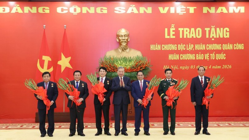 Tổng Bí thư chủ trì lễ trao tặng Huân chương cho lãnh đạo cấp cao