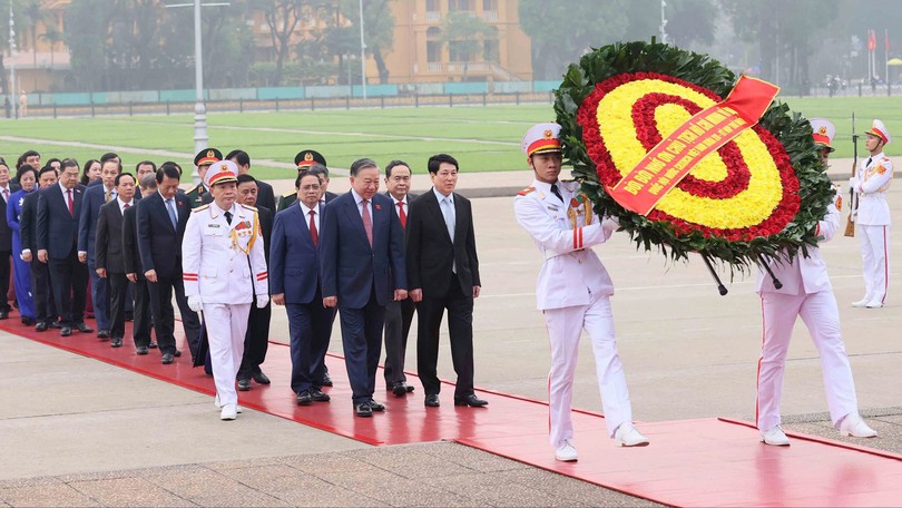 Các đại biểu Quốc hội viếng Chủ tịch Hồ Chí Minh