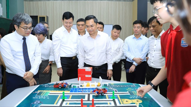 Công nghệ là công cụ, giáo viên là trung tâm, học sinh là chủ thể