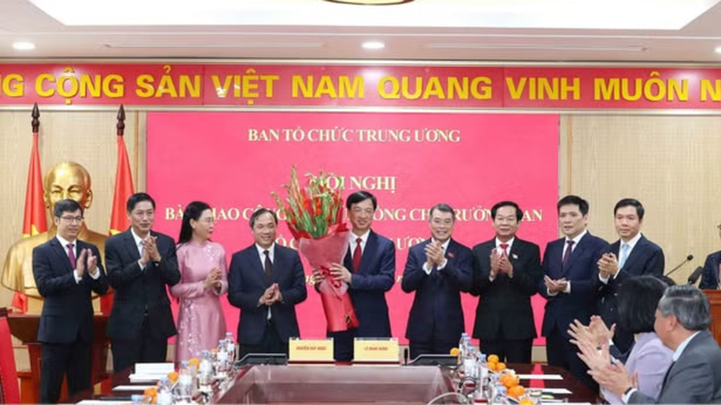 Bàn giao công tác tại Ban Tổ chức Trung ương