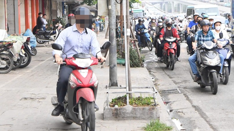 Hà Nội: Tăng cường xử lý xe máy đi lên vỉa hè