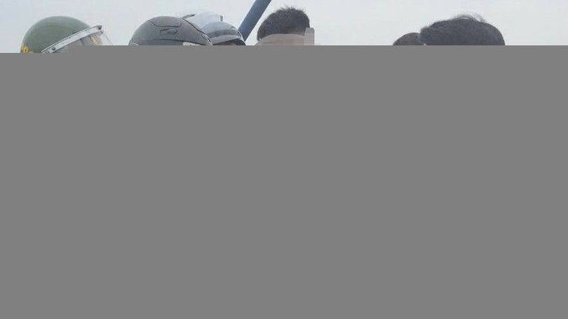Cảnh sát ngăn cản kịp thời nam thanh niên lên cầu tự tử