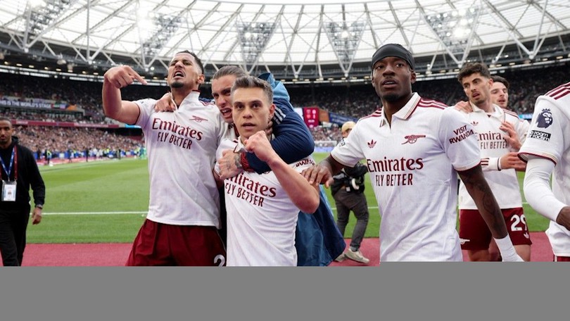 Arsenal tái lập cách biệt 5 điểm với Man City