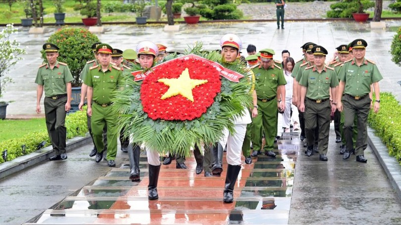 Công an Hà Nội dâng hương tưởng niệm các anh hùng liệt sĩ