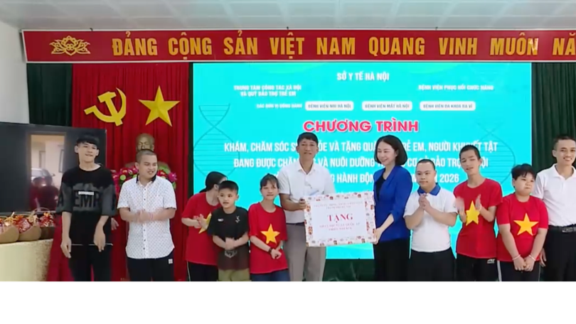 Phó Chủ tịch TP Hà Nội Vũ Thu Hà tặng quà trẻ em khó khăn