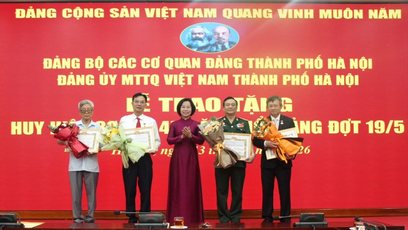 Đảng bộ MTTQ thành phố Hà Nội trao Huy hiệu Đảng