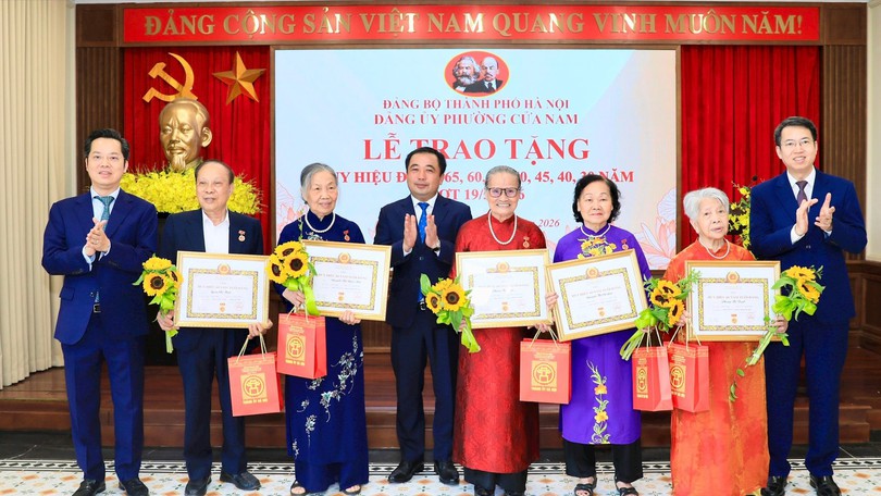Trao tặng Huy hiệu Đảng cho các đảng viên phường Cửa Nam