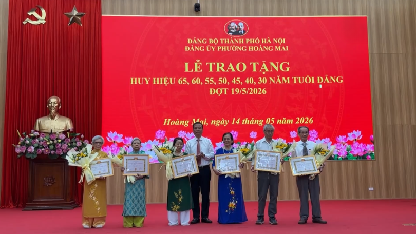 Hoàng Mai trao Huy hiệu Đảng đợt 19/5 cho 93 đảng viên