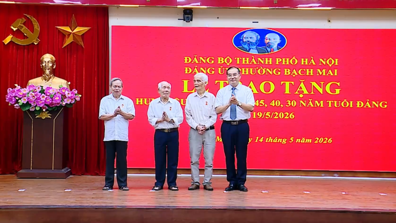 Đảng ủy phường Bạch Mai trao tặng Huy hiệu Đảng đợt 19/5