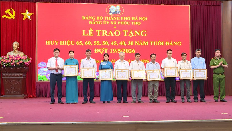 Xã Phúc Thọ trao tặng Huy hiệu Đảng cho 51 đảng viên