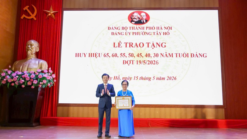 Phường Tây Hồ trao Huy hiệu Đảng, ghi nhận cống hiến của đảng viên