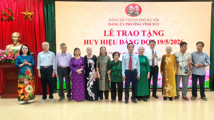Đảng ủy phường Vĩnh Tuy trao tặng Huy hiệu Đảng đợt 19/5