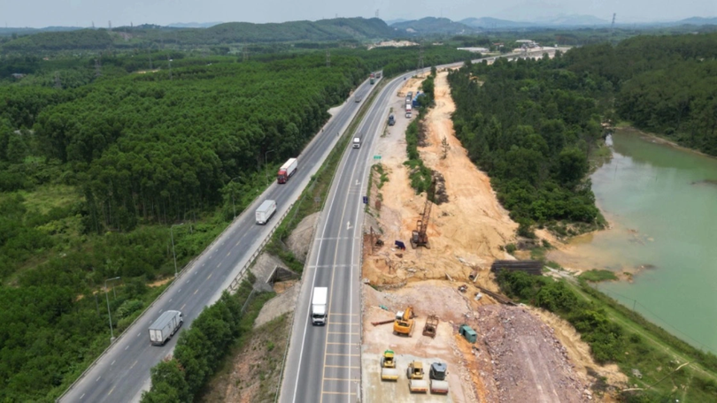 Xem xét tạm dừng lưu thông đêm trên cao tốc Cam Lộ - La Sơn